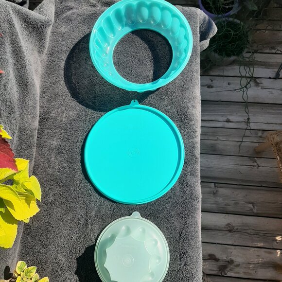Teal TUPPERWARE 3 Pce Jelly Mold Ice Ring Bowl with Lid Jel-N-Serve - Picture 4 of 16